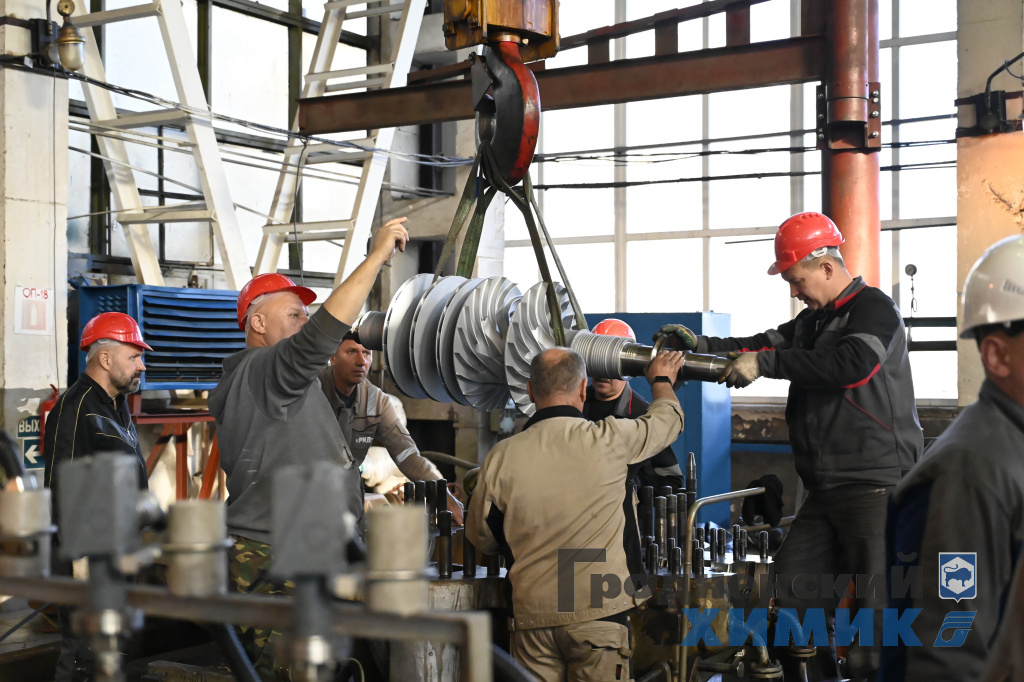 Наш завод объединяет профессионалов_3.JPG